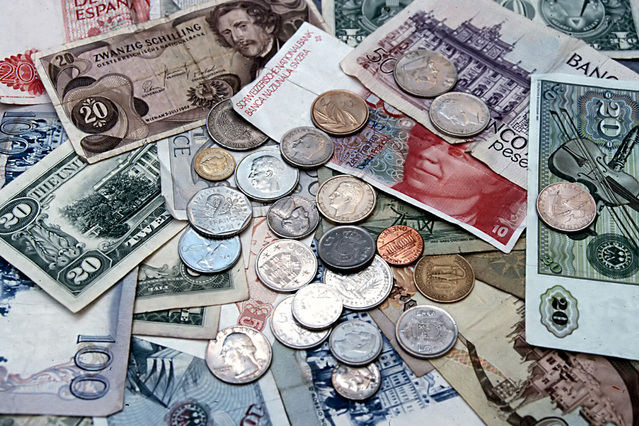 papírové peníze a mince na jedné hromadě, různě barevné