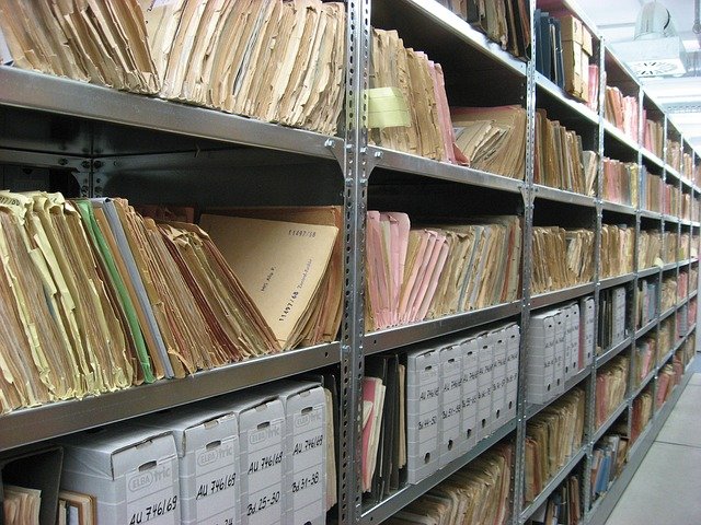 přeplněný archiv papíry